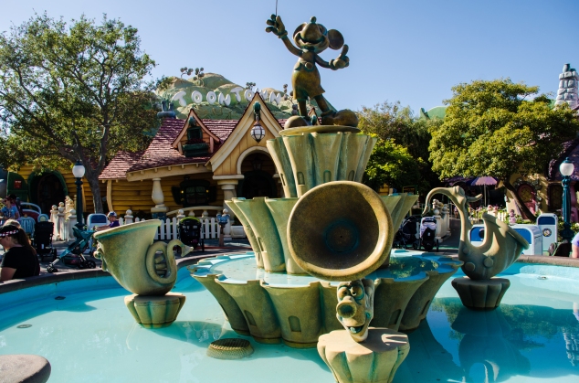Mickey toontown fountain